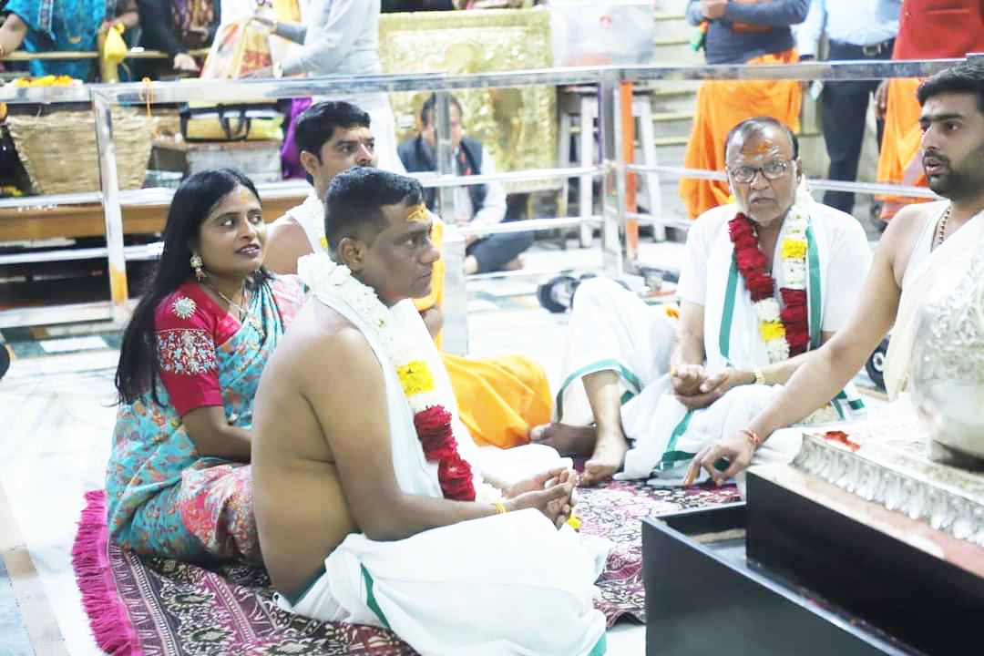महाकालेश्वर का दर्शन कर की पूजा-अर्चना महाकालेश्वर का दर्शन कर की पूजा-अर्चना