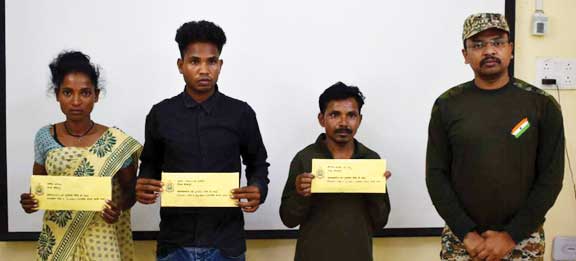 5 लाख के ईनामी सहित 3 नक्सली ने किया समर्पण 5 लाख के ईनामी सहित 3 नक्सली ने किया समर्पण