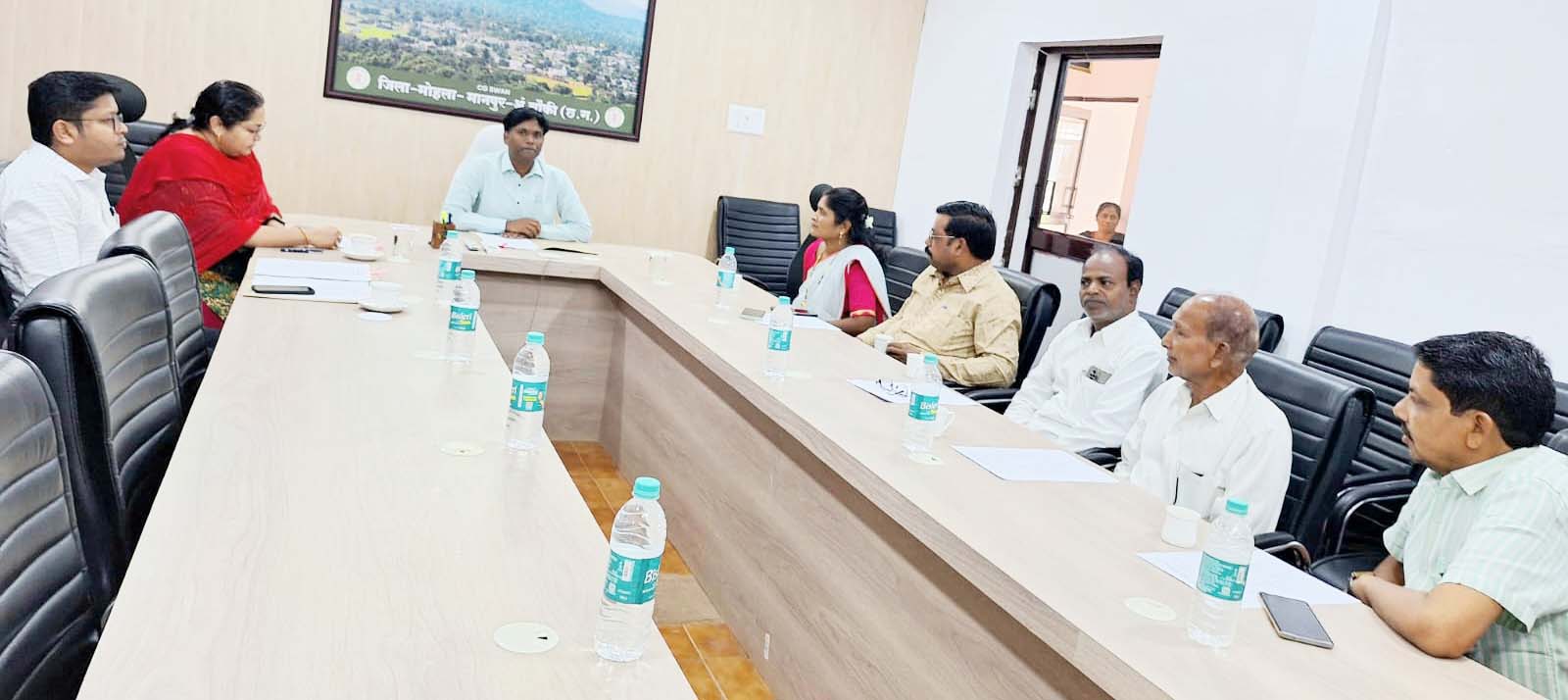 कलेक्टर ने ली राजनीतिक दलों की बैठक कलेक्टर ने ली राजनीतिक दलों की बैठक