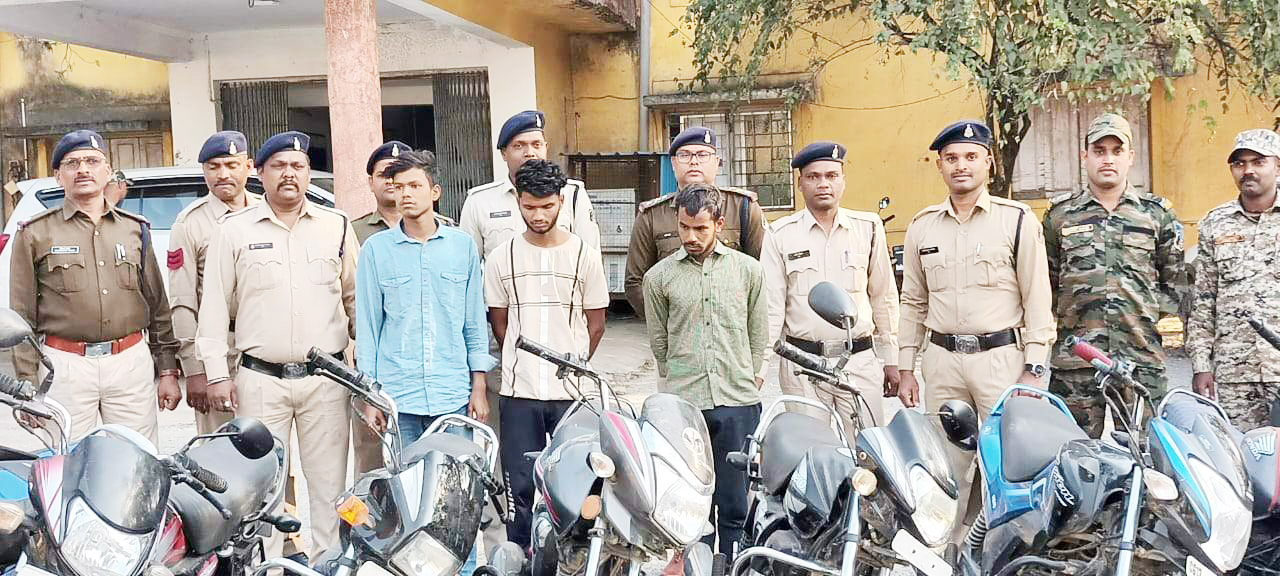 बाईक चोर गिरोह पकड़ाया, 3 गिरफ्तार, 14 बाइक बरामद बाईक चोर गिरोह पकड़ाया, 3 गिरफ्तार, 14 बाइक बरामद