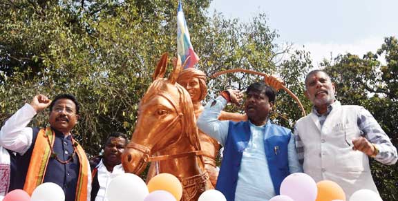 गढ़मिरी में रोड्डा पेद्दा की प्रतिमा का अनावरण गढ़मिरी में रोड्डा पेद्दा की प्रतिमा का अनावरण
