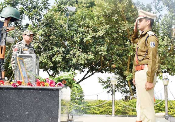 नक्सल हिंसा में मारे गये नागरिकों को एसपी ने दी श्रद्धांजलि नक्सल हिंसा में मारे गये नागरिकों को एसपी ने दी श्रद्धांजलि