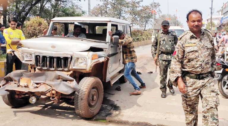 बोलरो ने ट्रक को मारी टक्कर, बड़ा हादसा टला