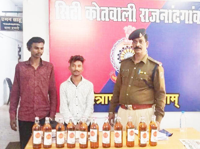 अलग-अलग स्थानों में अवैध शराब के साथ दो आरोपी पकड़ाए अलग-अलग स्थानों में अवैध शराब के साथ दो आरोपी पकड़ाए