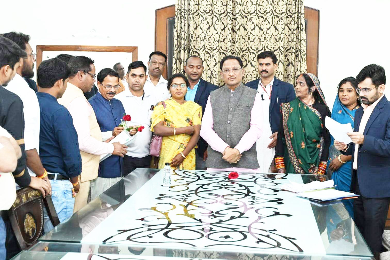 समाजसेवी ने की सीएम से मुलाकात समाजसेवी ने की सीएम से मुलाकात