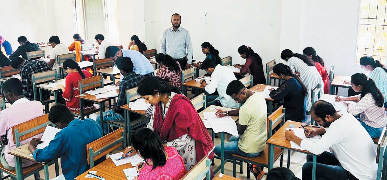 कलेक्टर ने किया पीएससी परीक्षा केंद्रों का निरीक्षण कलेक्टर ने किया पीएससी परीक्षा केंद्रों का निरीक्षण