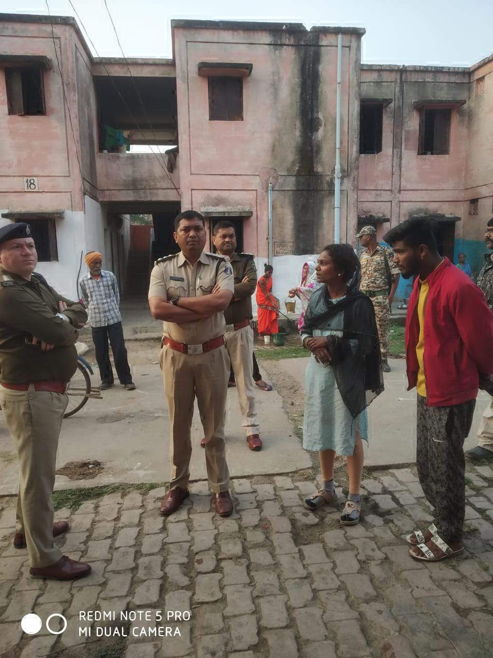 पुलिस टीम ने सुबह 6 बजे पेंड्री के अटल आवास में दी दबिश पुलिस टीम ने सुबह 6 बजे पेंड्री के अटल आवास में दी दबिश