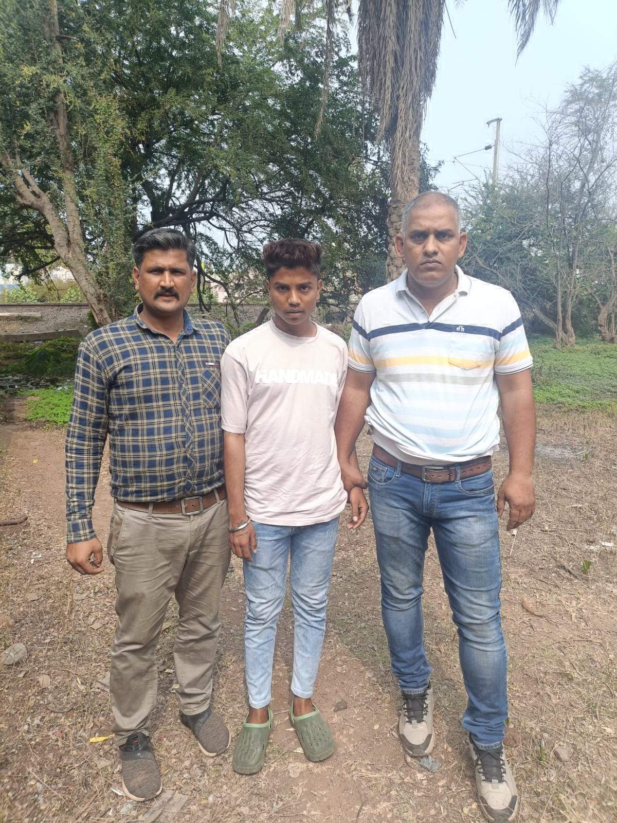 चाकू लेकर डराने-धमकाने वाला पकड़ाया चाकू लेकर डराने-धमकाने वाला पकड़ाया