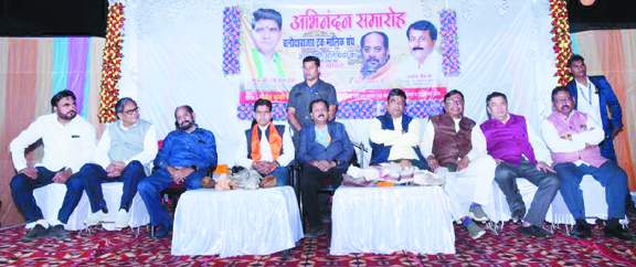 ट्रक मालिक संघ ने मंत्री वर्मा का किया अभिनंदन ट्रक मालिक संघ ने मंत्री वर्मा का किया अभिनंदन