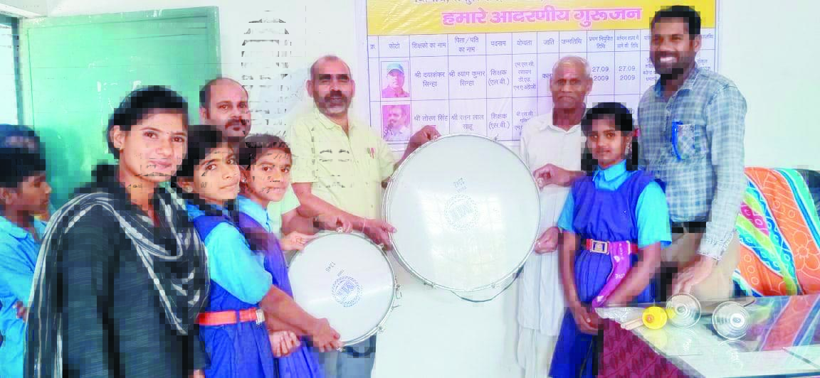 ग्रामीण ने स्कूल को दिया  झूला व बैंड बाजा सेट