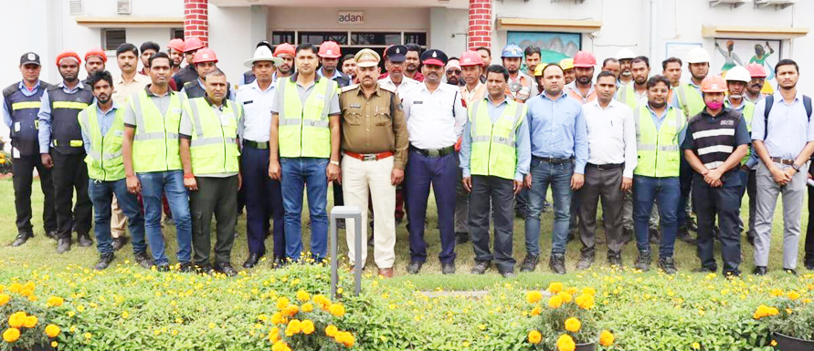 यातायात पुलिस ने किया सडक़ सुरक्षा के प्रति जागरूक यातायात पुलिस ने किया सडक़ सुरक्षा के प्रति जागरूक