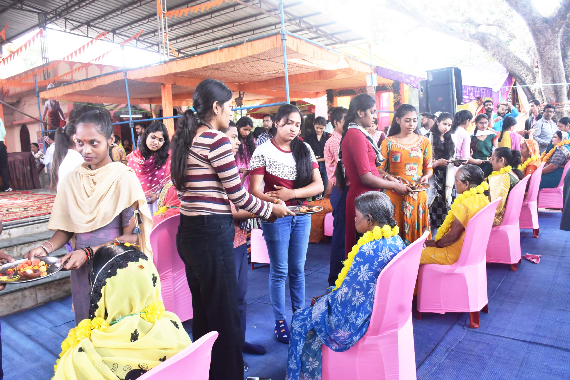 माता-पिता की पूजा से बढक़र कोई पूजा नहीं - हेमा