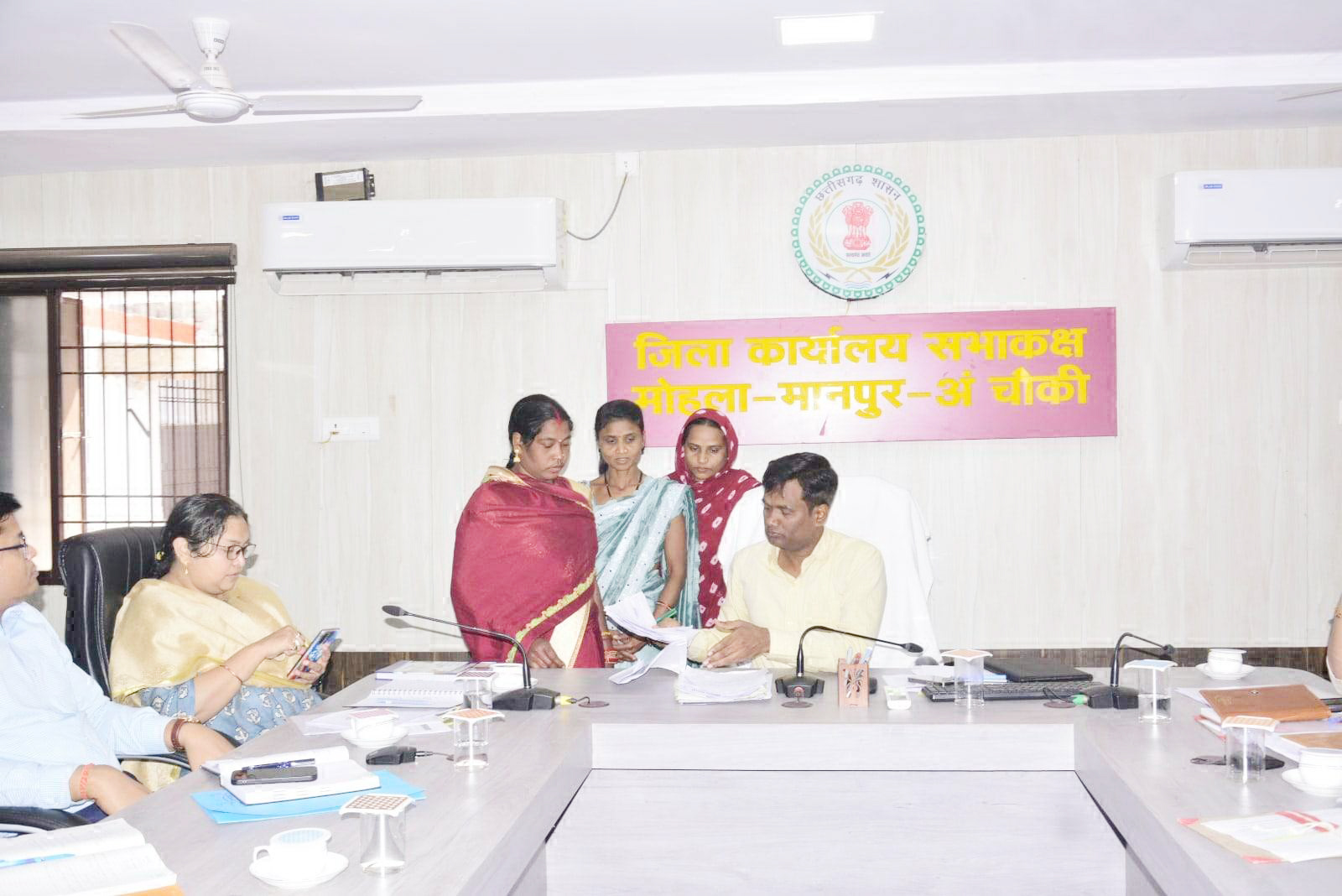 शिक्षक की लापरवाही को लेकर ग्रामीणों ने की शिकायत