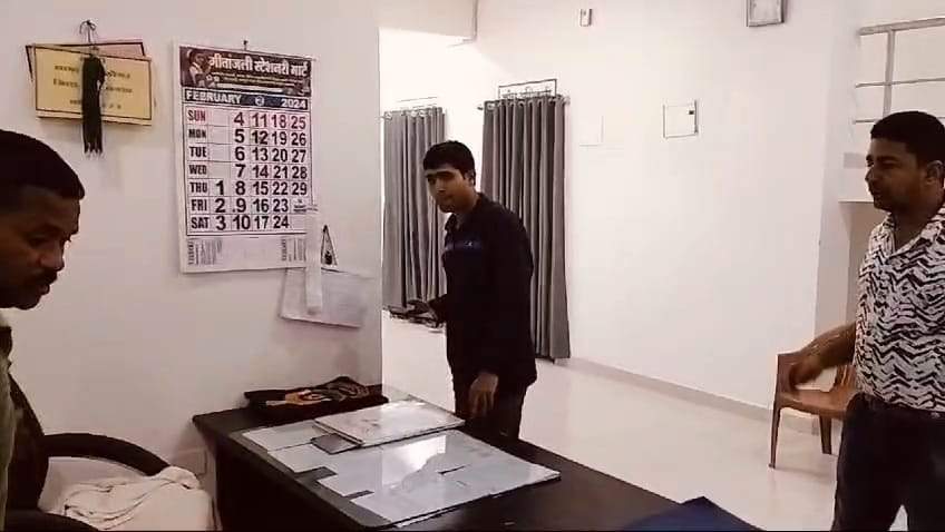 एसपी ने देर रात संवेदनशील थानों का किया निरीक्षण, जाना जवानों का हाल-चाल एसपी ने देर रात संवेदनशील थानों का किया निरीक्षण, जाना जवानों का हाल-चाल