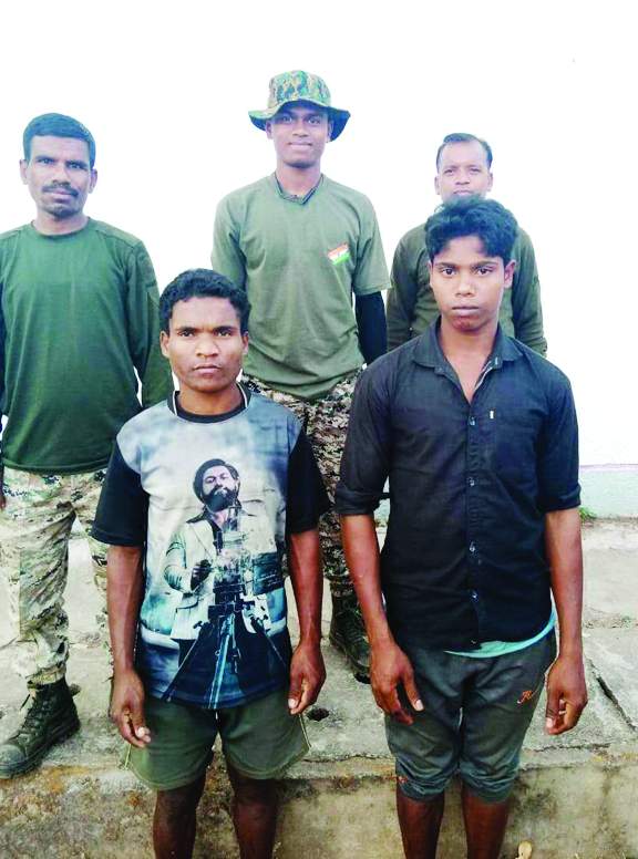 पुलिस पर हमले में शामिल दो नक्सली गिरफ्तार पुलिस पर हमले में शामिल दो नक्सली गिरफ्तार