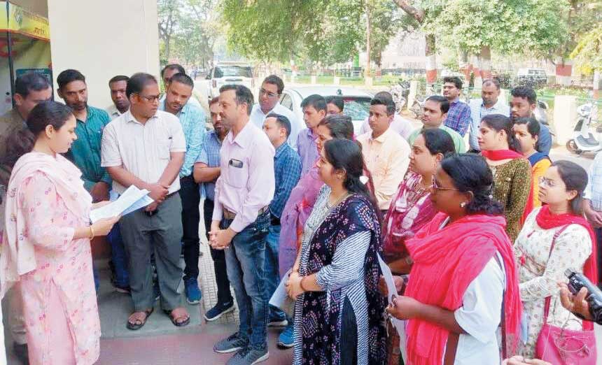 संविदा कर्मचारी संघ ने सीएम के नाम सौंपा ज्ञापन संविदा कर्मचारी संघ ने सीएम के नाम सौंपा ज्ञापन