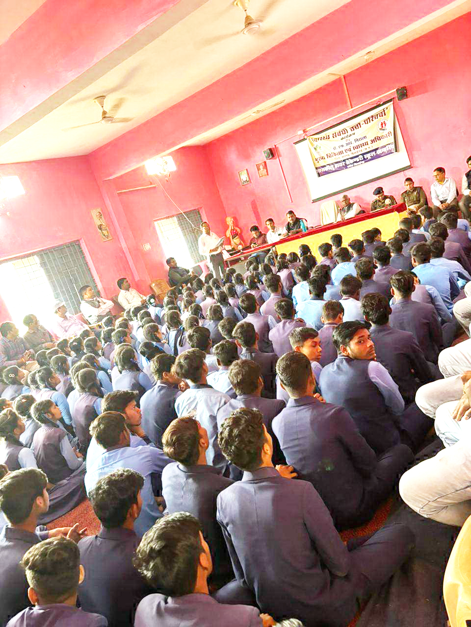 हाई स्कूल खम्हरिया में स्वास्थ्य जागरूकता एवं कानूनी साक्षरता शिविर 
