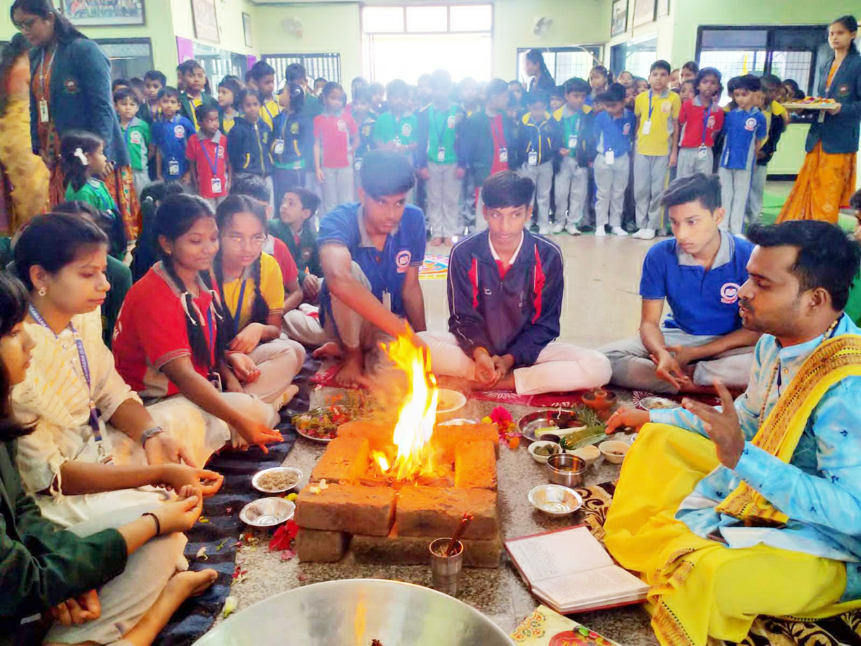 अशोका पब्लिक स्कूल में मनी  बसंत पंचमी