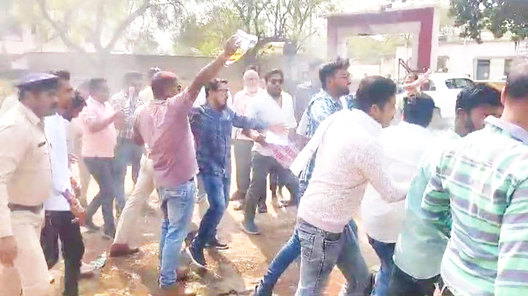 युवा कांग्रेस ने फूंका मोदी का पुतला