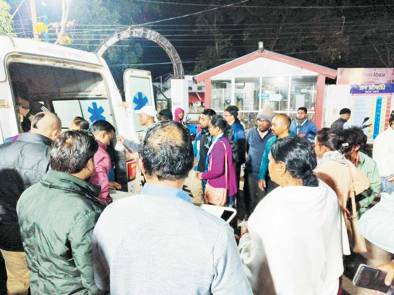 पिकअप ने तीन स्कूली छात्रों को कुचला, दो गंभीर