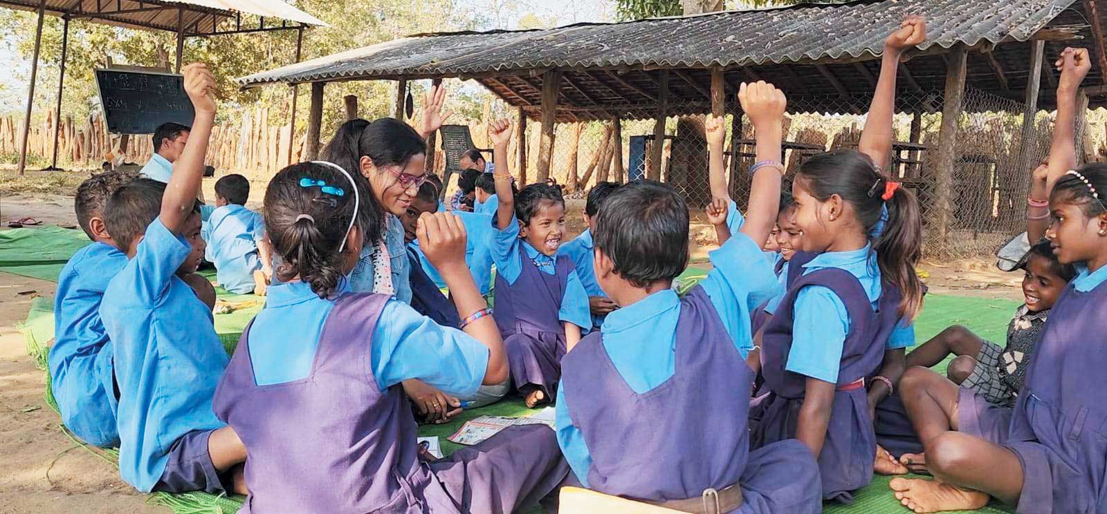 आजादी के 75 वर्ष बाद भी जिले के 22 स्कूलों के लिए नहीं बने भवन, पेड़ के नीचे बैठकर पढऩे मजबूर हैं बच्चे आजादी के 75 वर्ष बाद भी जिले के 22 स्कूलों के लिए नहीं बने भवन, पेड़ के नीचे बैठकर पढऩे मजबूर हैं बच्चे