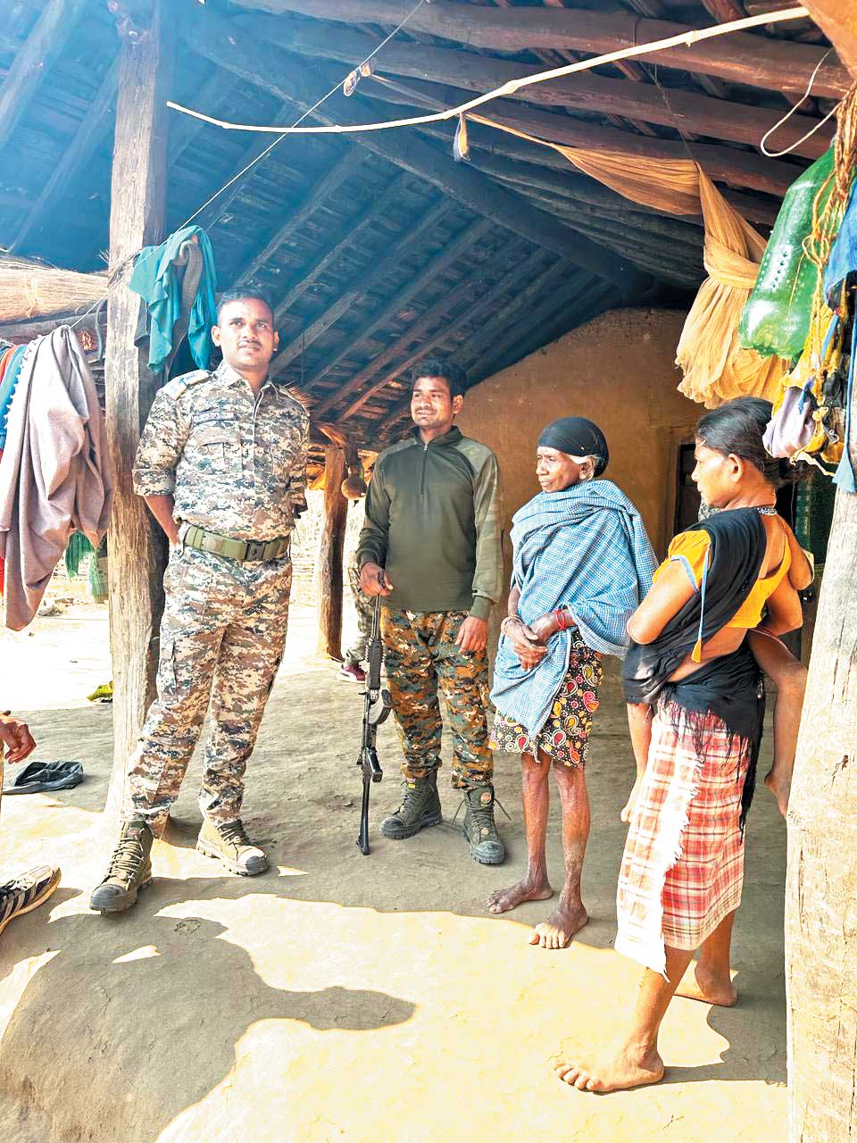 हिड़मा के घर पहुंचे एसपी