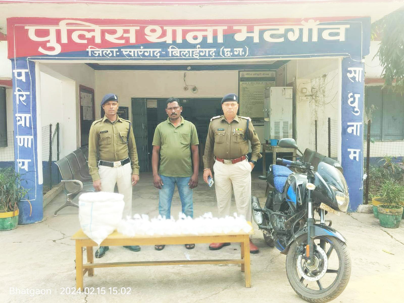 महुआ शराब जब्त, फरार आरोपी गिरफ्तार