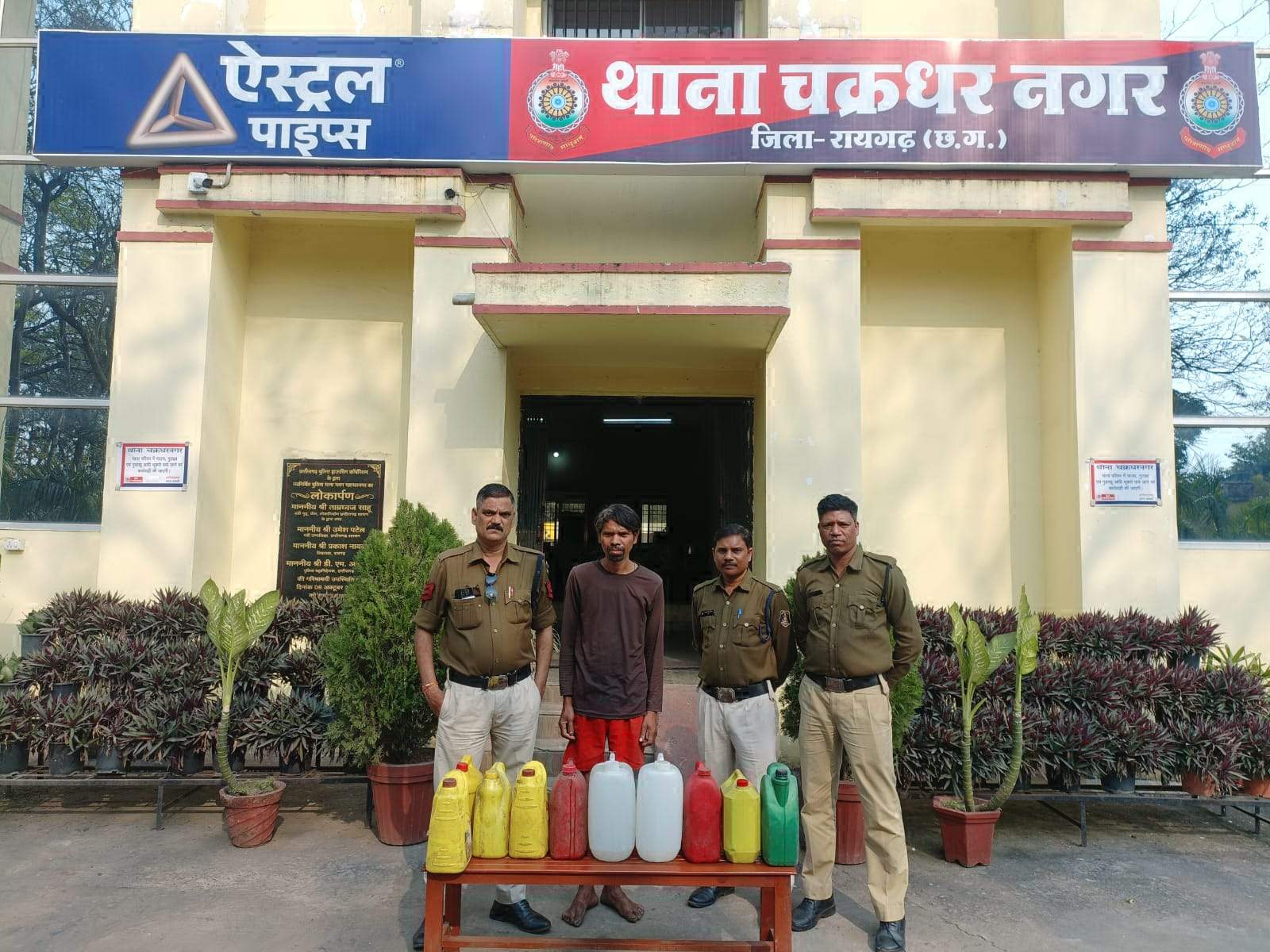 जंगल में महुआ शराब बिक्री, आरोपी गिरफ्तार जंगल में महुआ शराब बिक्री, आरोपी गिरफ्तार