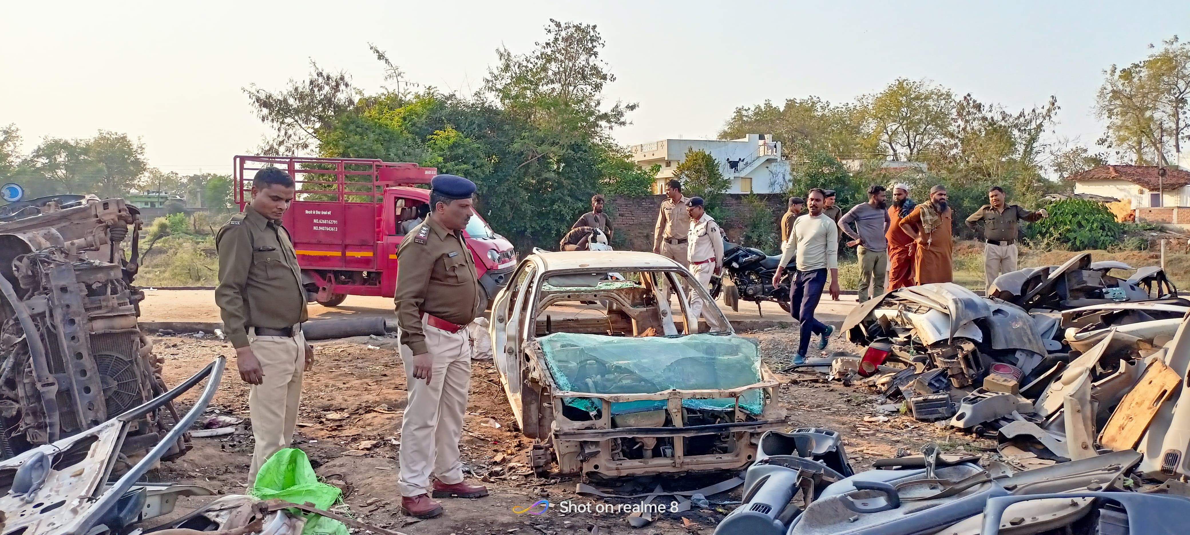 पुलिस ने दी कबाड़ गोदाम में दबिश पुलिस ने दी कबाड़ गोदाम में दबिश