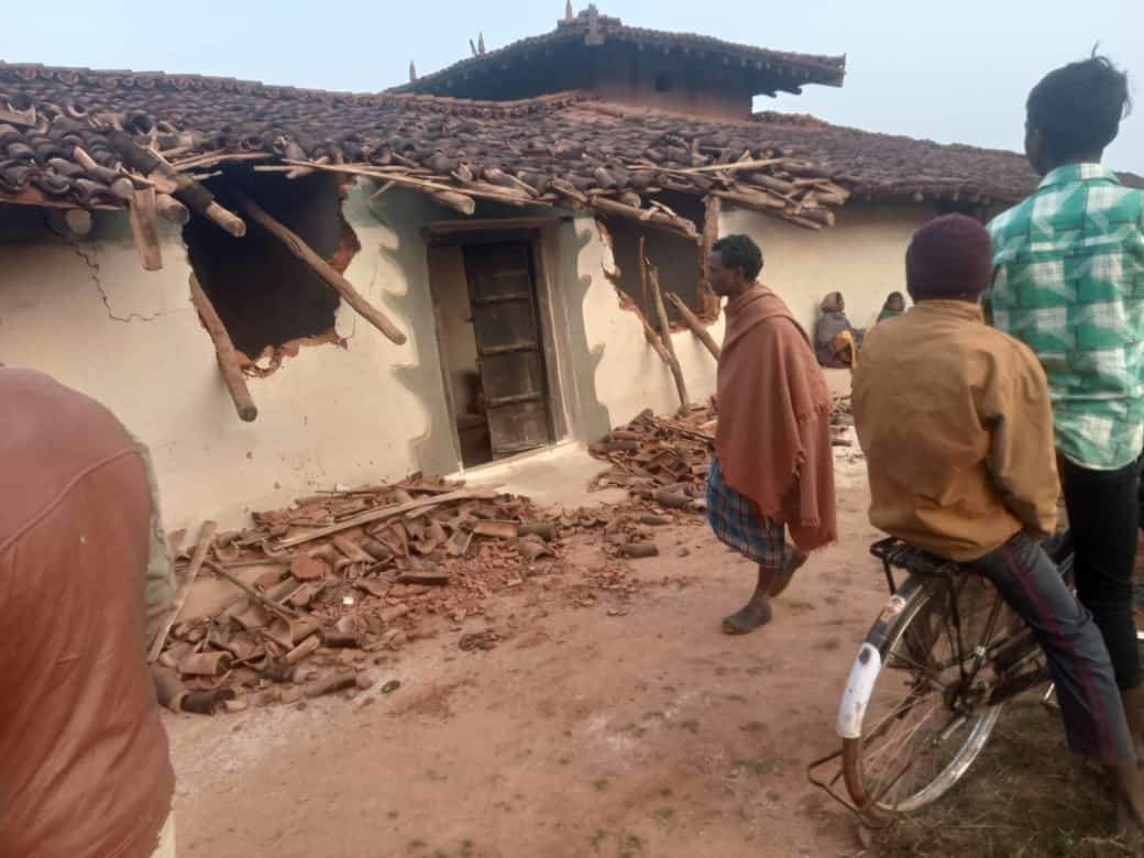 गांवों में हाथियों का उत्पात, तोड़े घर