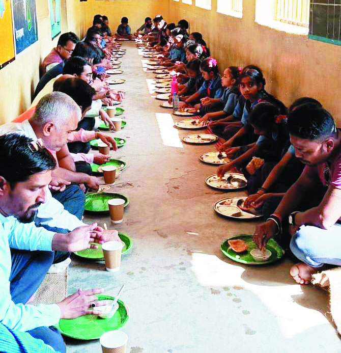 न्यौता भोजन के तहत मो. नबील का मनाया जन्मदिन न्यौता भोजन के तहत मो. नबील का मनाया जन्मदिन