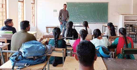 कॉलेज में प्रायोगिक संपर्क कक्षाओं का आयोजन कॉलेज में प्रायोगिक संपर्क कक्षाओं का आयोजन
