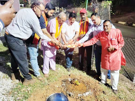 राघव मंदिर किरंदुल में रोपे बेल के पौधे राघव मंदिर किरंदुल में रोपे बेल के पौधे