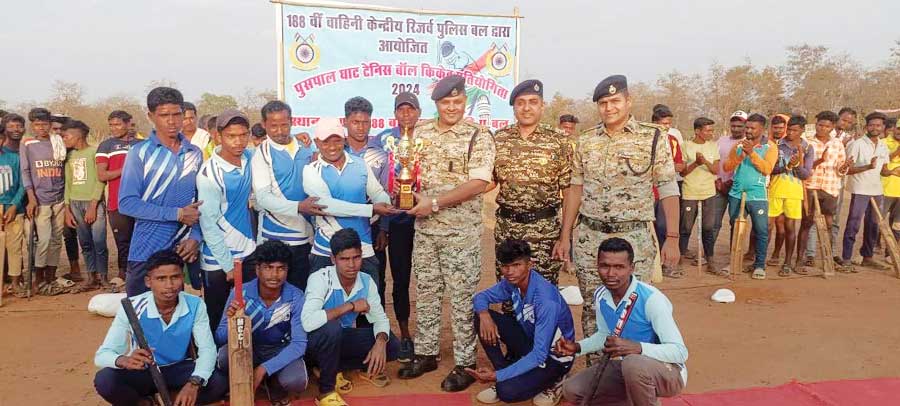 नक्सल मांद में सीआरपीएफ द्वारा क्रिकेट स्पर्धा, पुसपाल टीम विजेता नक्सल मांद में सीआरपीएफ द्वारा क्रिकेट स्पर्धा, पुसपाल टीम विजेता