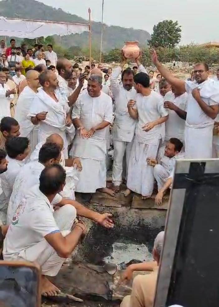 आचार्य विद्यासागर की अस्थि फूल चुनकर अनुयायी हुए भाव-विभोर