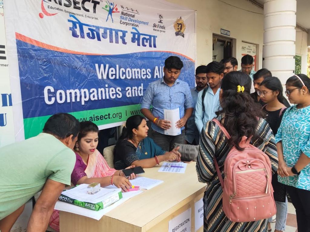 आईसेक्ट के रोजगार मेले में 276 युवा अंतिम साक्षात्कार के लिए चयनित
