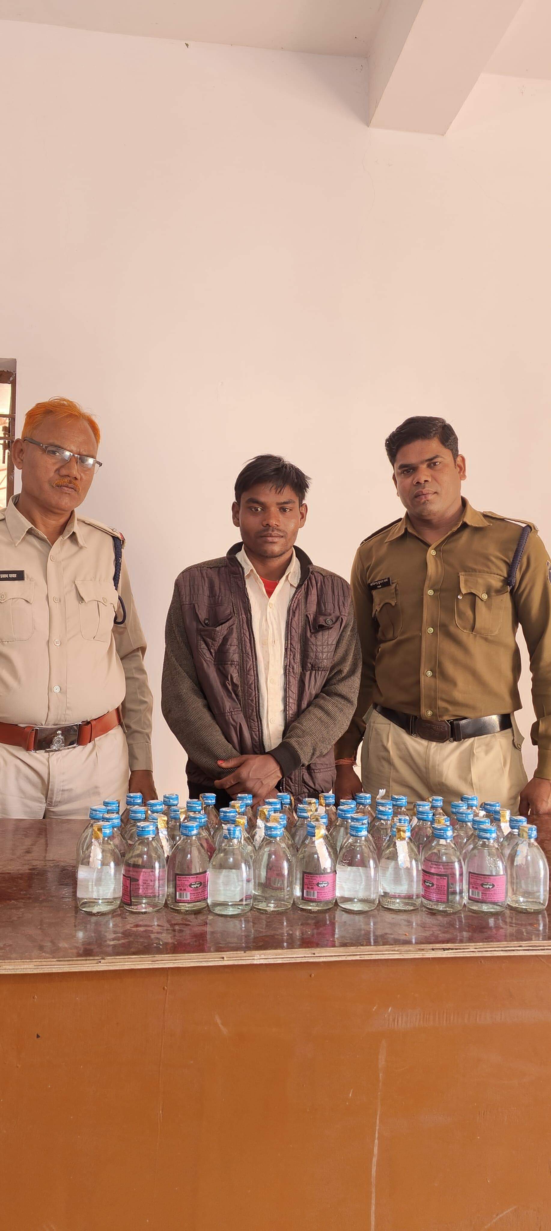 54 पौवा के साथ आरोपी पकड़ाया 54 पौवा के साथ आरोपी पकड़ाया