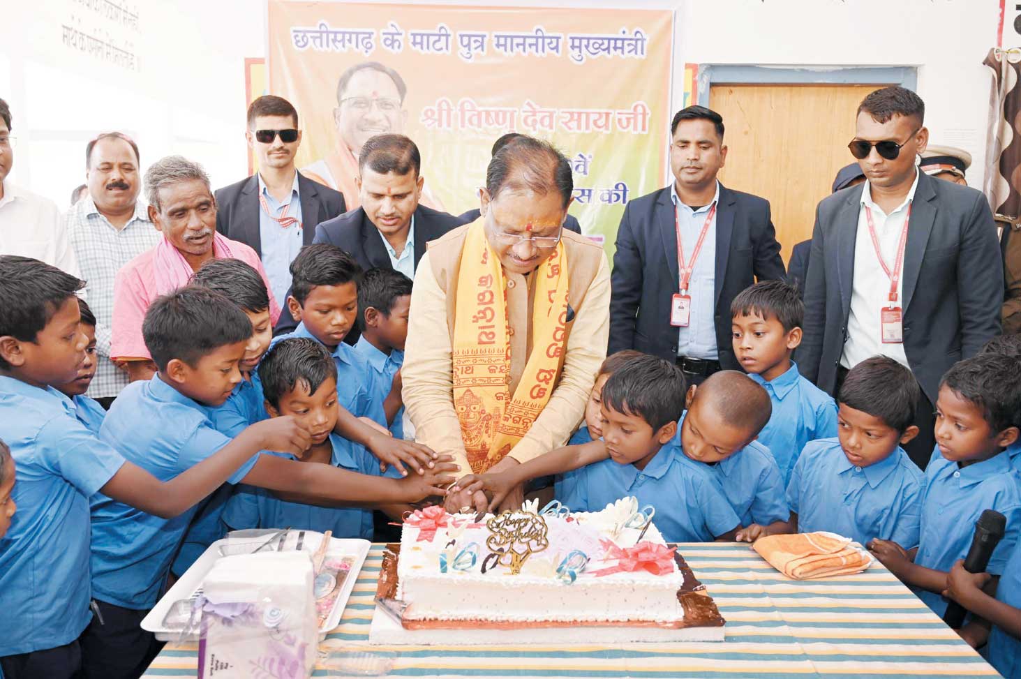 स्कूली बच्चों संग सीएम ने मनाया जन्मदिन, केक काटकर बच्चों को बांटे उपहार स्कूली बच्चों संग सीएम ने मनाया जन्मदिन, केक काटकर बच्चों को बांटे उपहार
