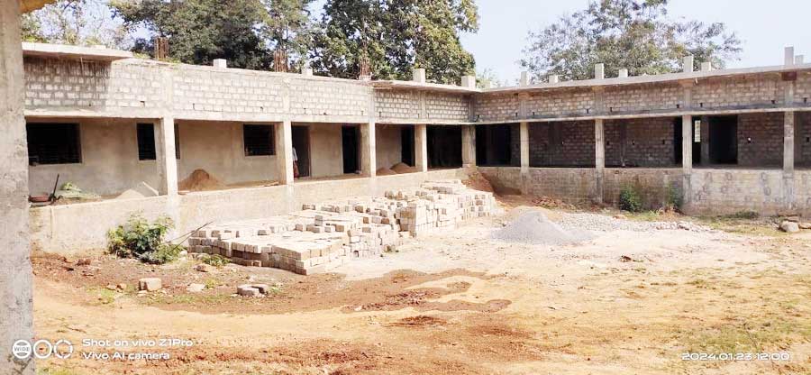 दो साल में भी नहीं बना नया भवन