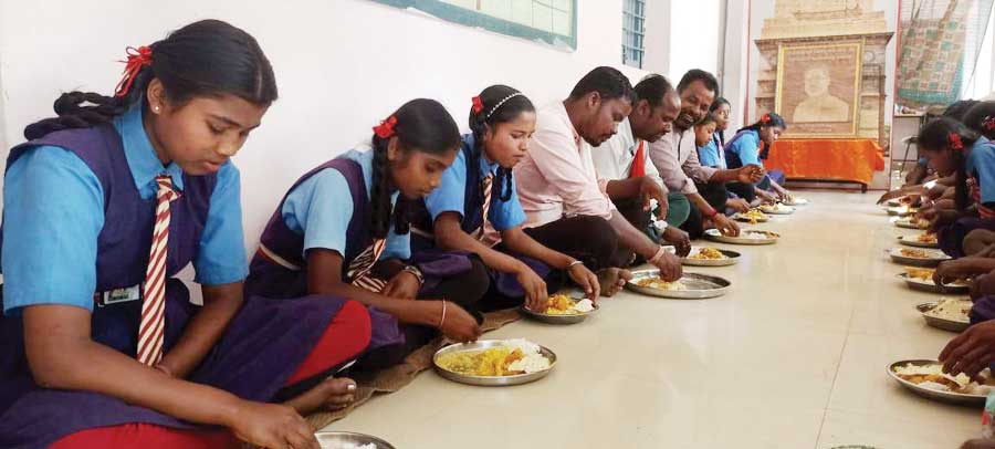 मड़ानार विद्यालय में सीएम के जन्मदिन पर न्योता भोजन मड़ानार विद्यालय में सीएम के जन्मदिन पर न्योता भोजन