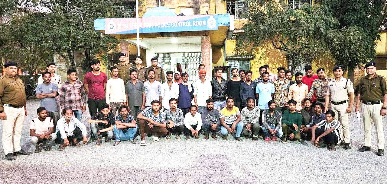 सजायाफ्ता व चोरी, लूट में शामिल लोगों की पुलिस ने ली परेड सजायाफ्ता व चोरी, लूट में शामिल लोगों की पुलिस ने ली परेड