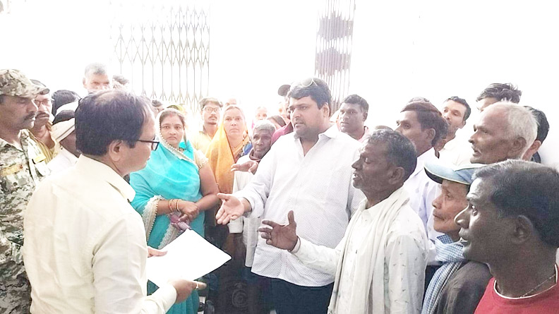 प्रशासन की शह पर भाजपा समर्थित सरपंच व्यवस्था को चुनौती दे रहें हैं -मुदलियार प्रशासन की शह पर भाजपा समर्थित सरपंच व्यवस्था को चुनौती दे रहें हैं -मुदलियार