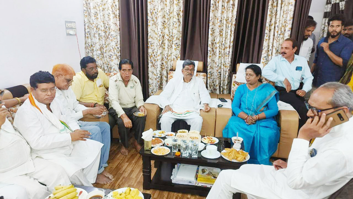 नेता प्रतिपक्ष महंत ने नांदगांव के नेताओं से विधानसभा चुनाव में हार की वजह पूछा