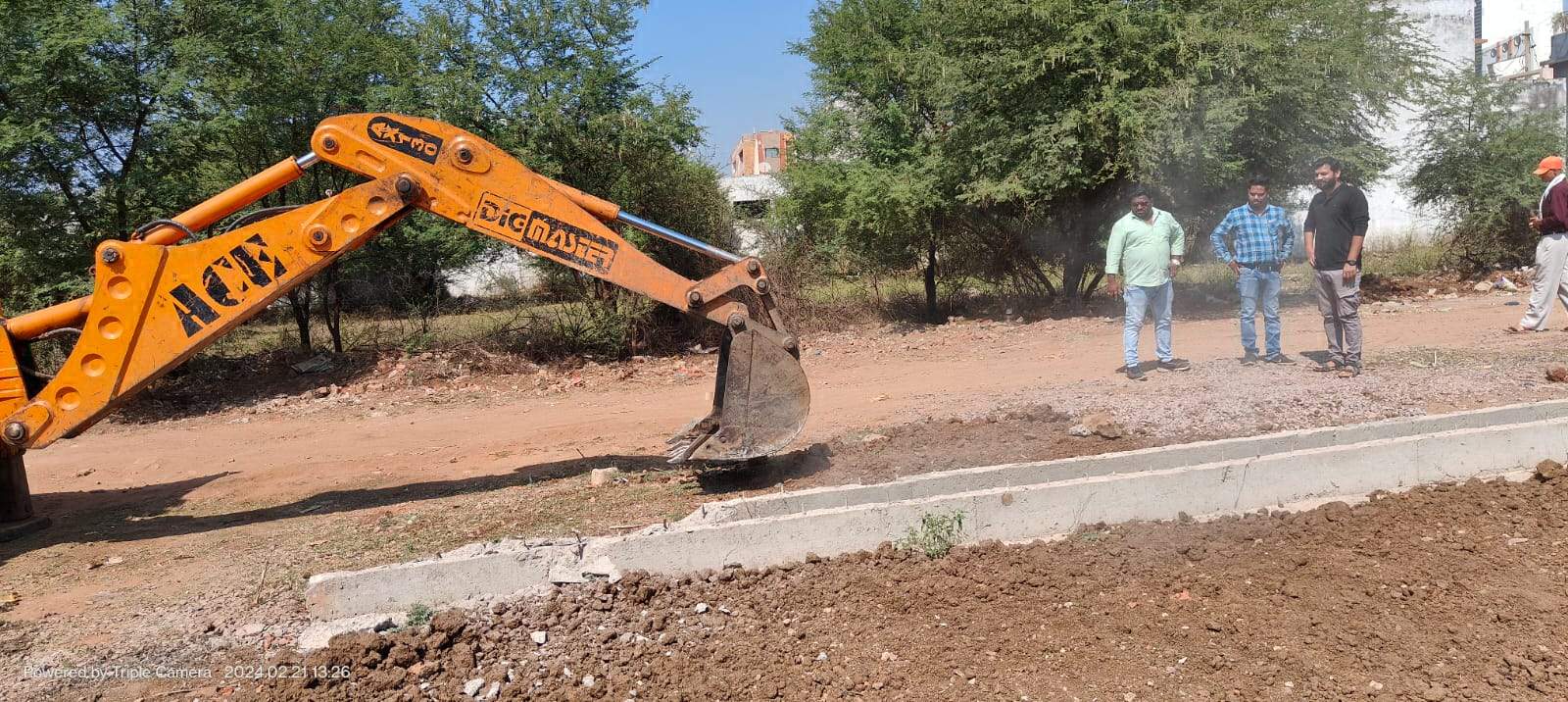 अवैध प्लाटिंग की तैयारी : बर्फानी आश्रम के पीछे रोड व नाली को निगम की टीम ने उखाड़ा