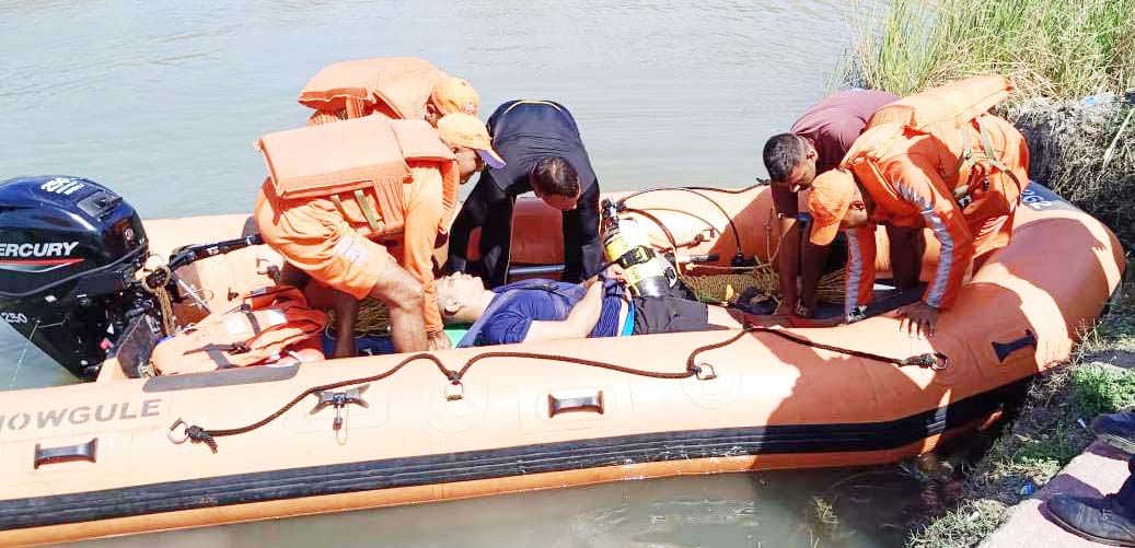 विद्यार्थियों को सीख देने तालाब में आपदा मॉकड्रिल