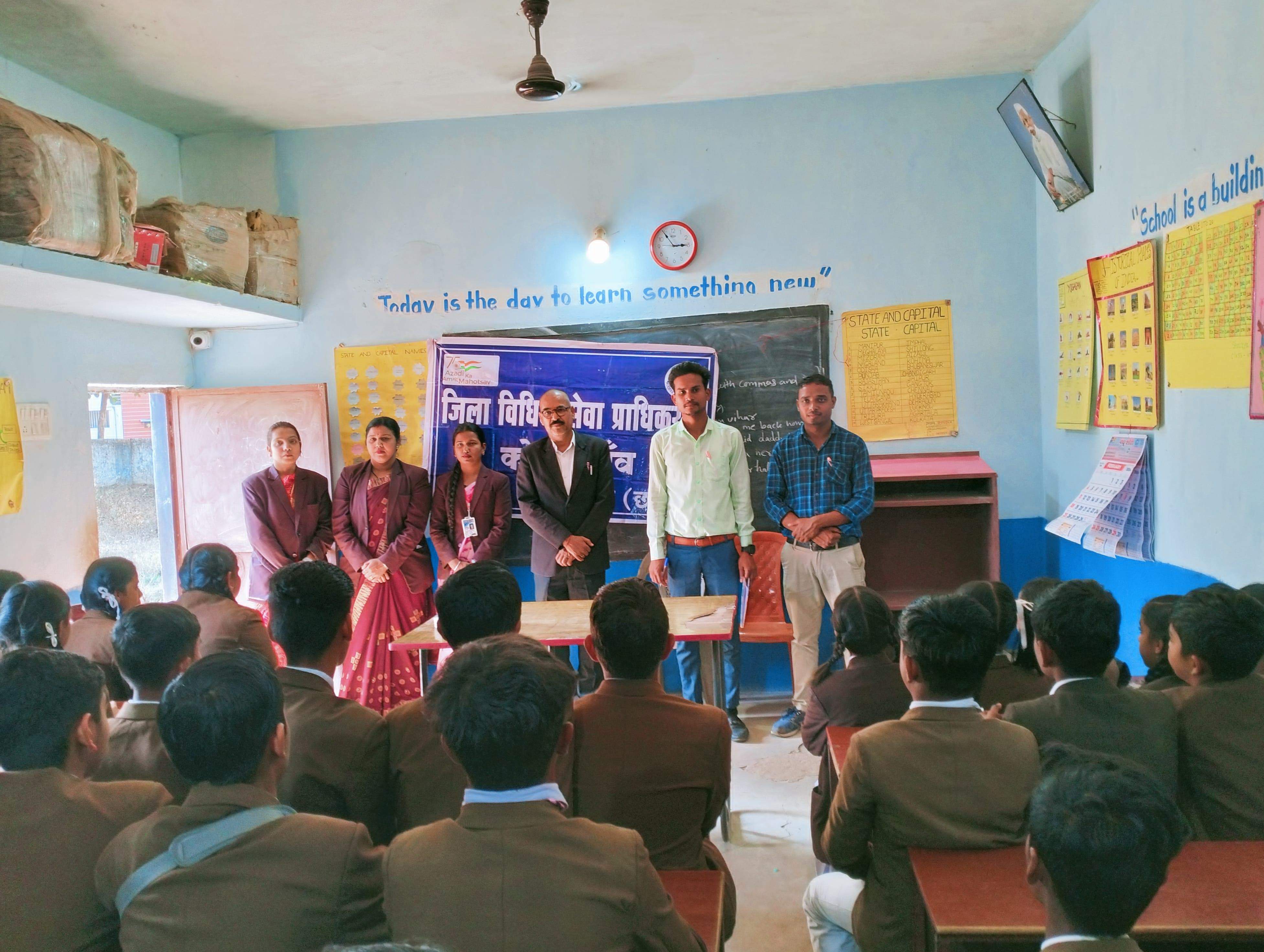 युग शांति स्कूल में विधिक साक्षरता शिविर, छात्र-छात्राओं को दी कानूनी जानकारी युग शांति स्कूल में विधिक साक्षरता शिविर, छात्र-छात्राओं को दी कानूनी जानकारी