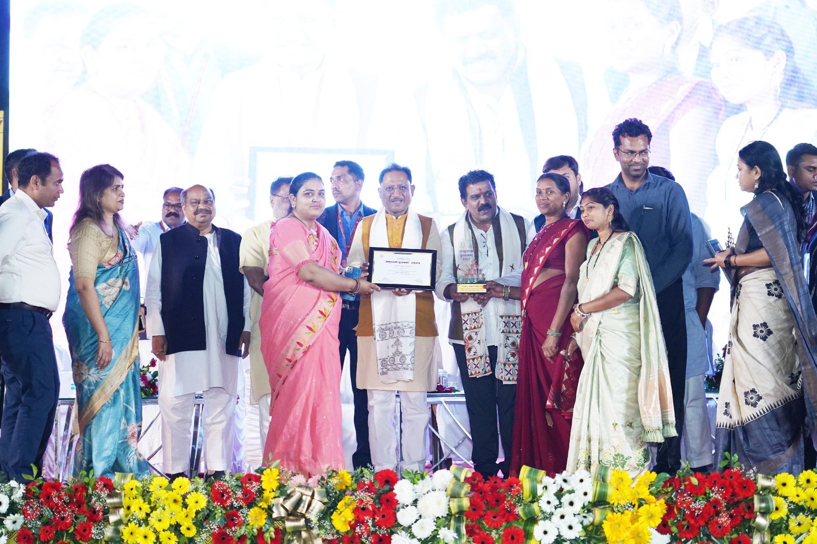 मुख्यमंत्री ने बिहान कैडर्स उत्कृष्ट कार्य के लिए सम्मानित मुख्यमंत्री ने बिहान कैडर्स उत्कृष्ट कार्य के लिए सम्मानित