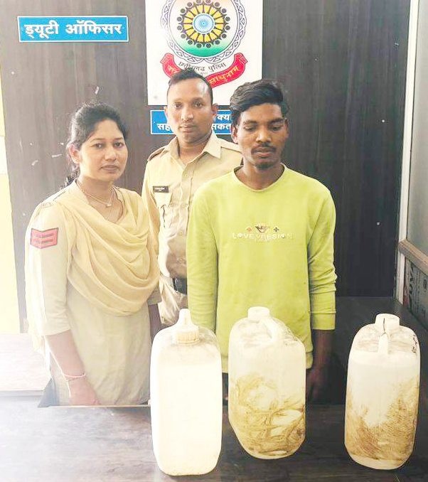 अवैध शराब पर कार्रवाई में 8 आरोपियों से शराब जब्त अवैध शराब पर कार्रवाई में 8 आरोपियों से शराब जब्त