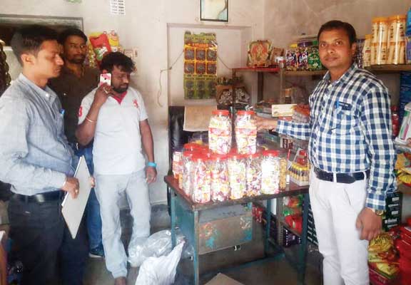 दुकानों में खाद्य नमूनों की जांच, कालातीत सामग्रियों को किया नष्ट दुकानों में खाद्य नमूनों की जांच, कालातीत सामग्रियों को किया नष्ट
