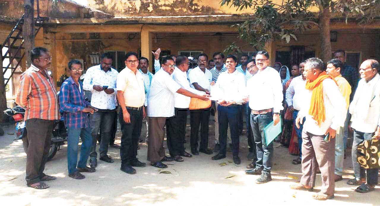 लंबित मांगों को पूरा करने सौंपा ज्ञापन